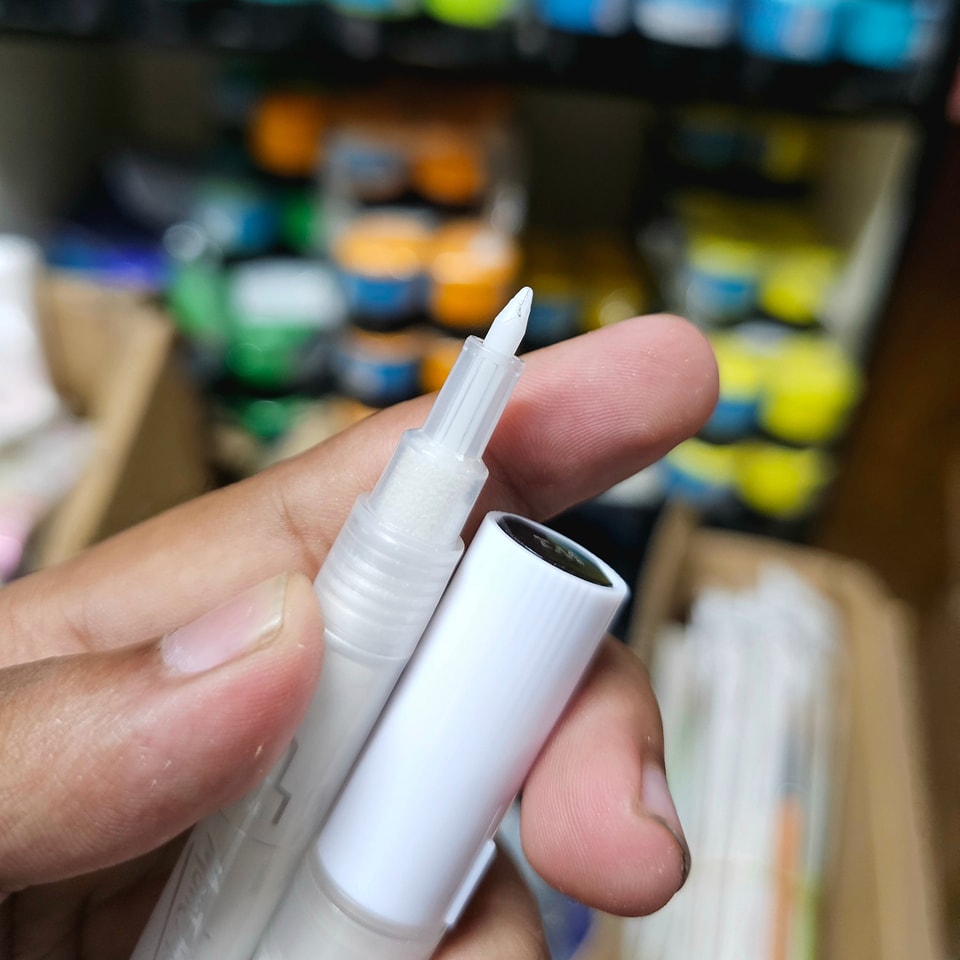 Mont Marte Acrylic Paint Pen White 1pc image 3